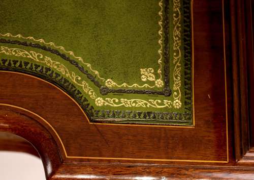 An Exhibition Quality Victorian Inlaid Mahogany Carlton House desk