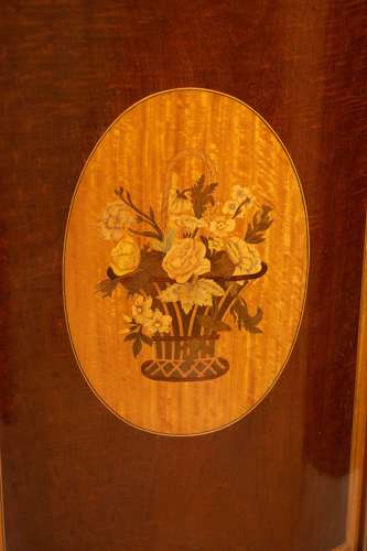 A Quality Victorian Mahogany Inlaid Serpentine Commode by E&R